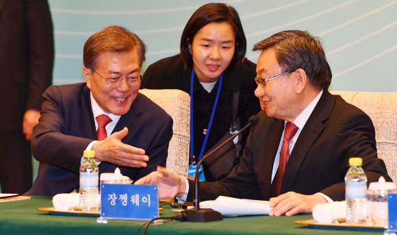 중국을 국빈 방문중인 문재인 대통령이 13일 오후 중국 베이징 조어대 14호각에서 열린 한-중 비즈니스 라운드테이블에 참석해 장 쩡웨이 중국국제무역촉진위원회장과 인사를 나누고 있다. 2017. 12. 13 안주영 기자 jya@seoul.co.kr