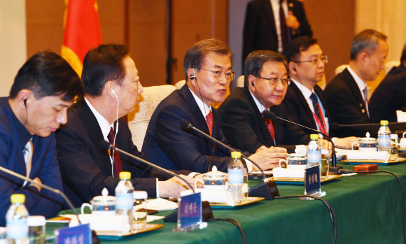 중국을 국빈방문하는 문재인 대통령이 13일 오후 중국 베이징 조어대 14호각 목단청에서 열린 한-중 비즈니스 라운드테이블에서 인사말을 하고 있다. 2017. 12. 13 안주영 기자 jya@seoul.co.kr