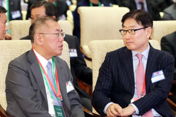 이야기하는 윤부근-정의선 부회장