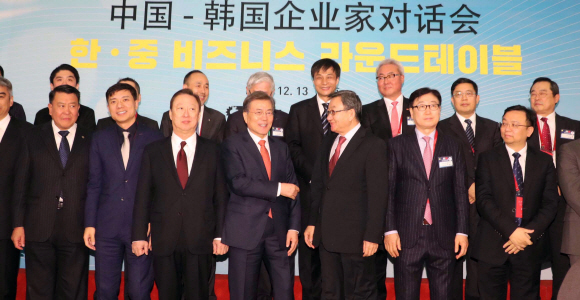 중국을 국빈방문 중인 문재인 대통령이 13일 오후 중국 베이징 조어대 14호각 목단청에서 열린 한-중 비즈니스 라운드테이블에서 기념 촬영하고 있다. 2017. 12. 13 안주영 기자 jya@seoul.co.kr