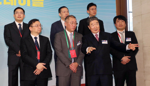 13일 오후 중국 베이징 조어대 14호각 목단청에서 열린 한-중 비즈니스 라운드테이블에서 구본준LG 부회장과 정의선 현대자동차 부회장이  기념 촬영 전 담소하고 있다. 2017. 12. 13 안주영 기자 jya@seoul.co.kr