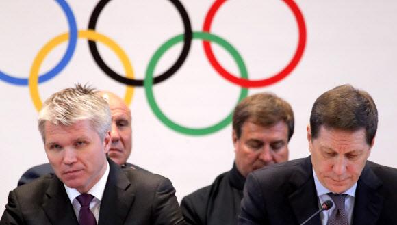 알렉산드르 주코프(오른쪽) 러시아올림픽위원회(ROC) 위원장과 파벨 콜롭코프 러시아 체육부 장관이 12일(현지시간) 2018 평창동계올림픽에 자국 선수들이 개인 자격으로 출전하는 것을 승인하겠다고 발표하고 있다. 모스크바 로이터 연합뉴스