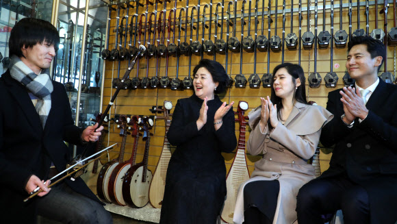 중국 악기 ’얼후’ 듣는 김정숙 여사와 추자현 부부