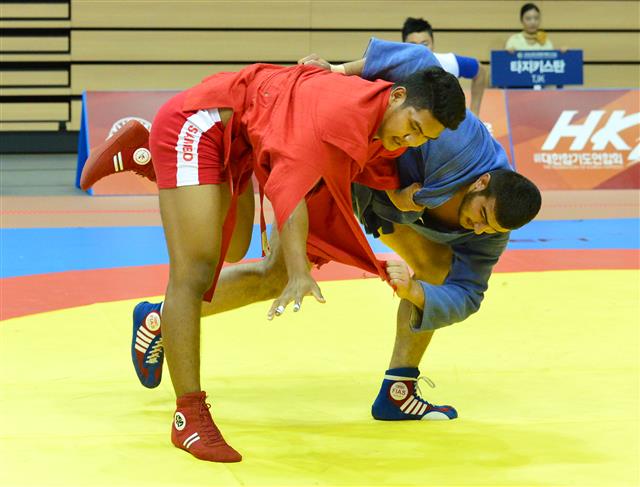 2016청주세계무예마스터십에 참가한 지구촌 선수들이 금메달을 놓고 치열한 경쟁을 벌이고 있다. 87개국 2200여명의 선수단이 참가한 이 대회는 무예 분야의 올림픽으로 평가받았다. 사진은 삼보 시합.<br>충북도 제공