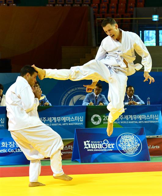 2016청주세계무예마스터십에 참가한 지구촌 선수들이 금메달을 놓고 치열한 경쟁을 벌이고 있다. 87개국 2200여명의 선수단이 참가한 이 대회는 무예 분야의 올림픽으로 평가받았다. 사진은 택견.<br>충북도 제공