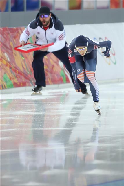 3년 전 소치동계올림픽 스피드스케이팅 여자 1000m 경기에서 이상화(오른쪽)의 역주를 독려하는 크로켓 코치. 연합뉴스