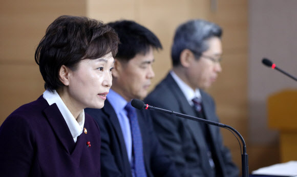 김현미(왼쪽) 국토교통부 장관이 13일 정부서울청사에서 ‘임대주택 등록 활성화 방안’을 발표하고 있다. 이번 방안은 지난달 29일 공개된 ‘주거 복지 로드맵’을 뒷받침하는 후속 대책 차원이다. 연합뉴스