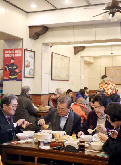 문재인 대통령과 김정숙 여사가 14일 오전(현지시간) 중국 베이징의 한 현지 음식점(용허시엔장)에서 노영민 주중대사 내외와 함께 아침 식사를 하고 있다. 2017. 12. 14 베이징=안주영 기자 jya@seoul.co.kr