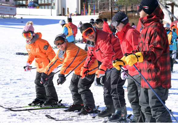 14일 강원 용평스키장을 찾은 관광객들이 스키를 즐기고 있다. 2017.12.14 박지환기자 popocar@seoul.co.kr