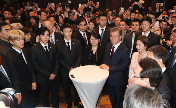 중국 국빈방문중인 문재인 대통령이 14일 오전 베이징 국가회의 중심 B홀에서 열린 ’한·중 경제?무역 파트너십 개막식’에 참석해  배우 송혜교. 가수 EXO 멤버들과 이야기를 나누고 있다. 2017. 12. 14 베이징=안주영 기자 jya@seoul.co.kr