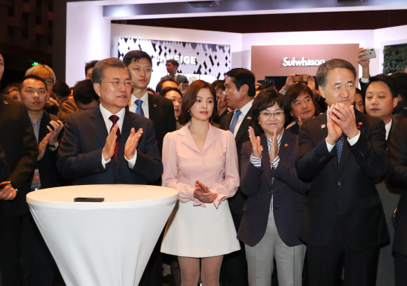 중국 국빈방문중인 문재인 대통령이 14일 오전 베이징 국가회의 중심 B홀에서 열린 ’한·중 경제?무역 파트너십 개막식’에 참석해  배우 송혜교. 가수 EXO 멤버들과 이야기를 나누고 있다. 2017. 12. 14 베이징=안주영 기자 jya@seoul.co.kr