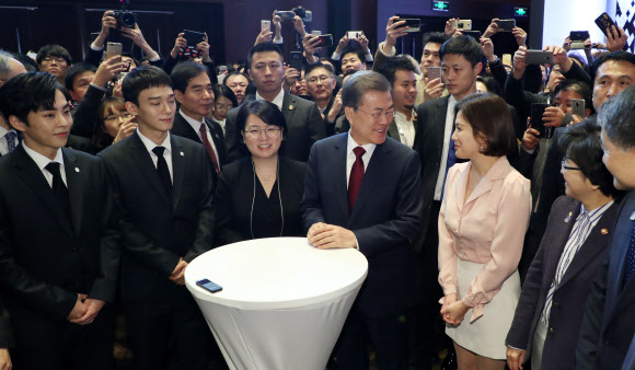 한류 배우 송혜교와 얘기하는 문 대통령