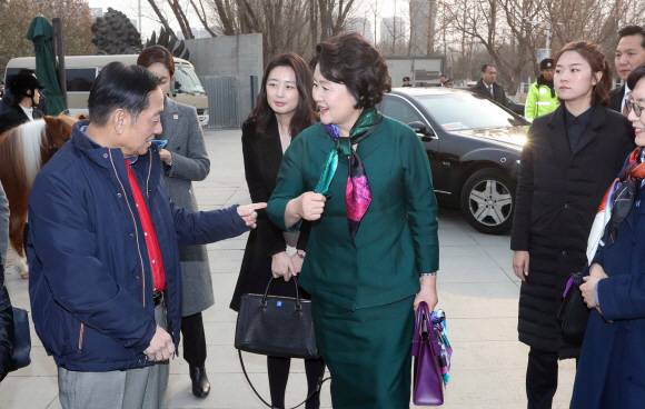 김정숙 여사가 14일(현지시간) 중국 베이징시 통주취  한메이린 예술관을 찾아 한 작가와 만나고 있다. 2017. 12. 14 베이징=안주영 기자 jya@seoul.co.kr
