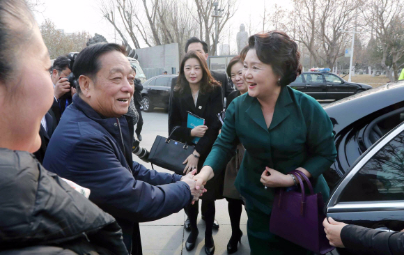 김정숙 여사가 14일(현지시간) 중국 베이징시 통주취  한메이린 예술관을 방문 한 작가와 만나고 있다. 2017. 12. 14 베이징=안주영 기자 jya@seoul.co.kr