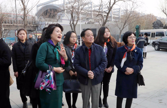 김정숙 여사가 14일(현지시간) 중국 베이징시 통주취  한메이린 예술관을 찾아 한 작가(오른쪽)  작품을 감상하고 있다. 2017. 12. 14 베이징=안주영 기자 jya@seoul.co.kr