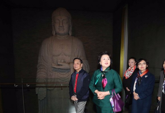 김정숙 여사가 14일(현지시간) 중국 베이징시 통주취  한메이린 예술관을 찾아 한 작가(왼쪽)  작품을 감상하고 있다.오른쪽부터 최연분 주중 한국대사 부인, 조젠핑 한 작가 부인. 2017. 12. 14 베이징=안주영 기자 jya@seoul.co.kr