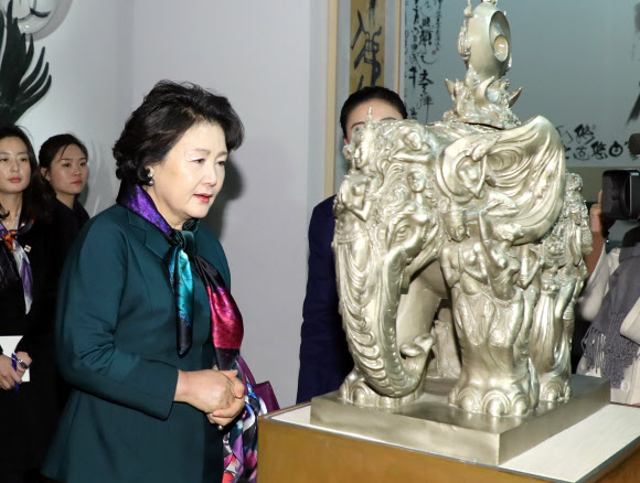 한메이린 ’길상상’ 살펴보는 김정숙 여사