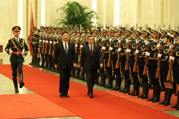 문재인 대통령이 14일 오후 중국 베이징 인민대회당에서 열린 공식환영식에서 시진핑(왼쪽) 중국 국가주석과 의장대를 사열하고 있다. 베이징 안주영 기자 jya@seoul.co.kr