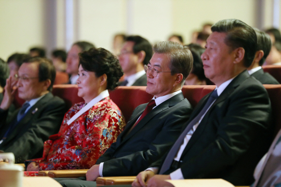 중국 국빈 방문중인 문재인 대통령이  14일 오후 한중 정상 만찬후 문화공연을 관람하고 있다. . 2017.12.14. 청와대 제공
