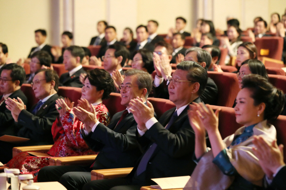 중국 국빈 방문중인 문재인 대통령이  14일 오후 한중 정상 만찬후 문화공연을 관람하고 있다. . 2017.12.14. 청와대 제공