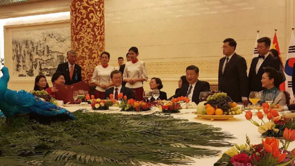 지난 14일 오후 한중 정상 만찬에서 비공개로 진행되어 수행원들이 찍은 사진을 청와대가 공개했다. 2017.12.15. 청와대 제공