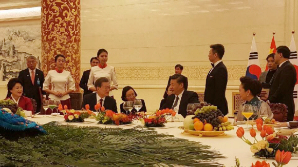 지난 14일 오후 한중 정상 만찬에서 비공개로 진행되어 수행원들이 찍은 사진을 청와대가 공개했다. 2017.12.15. 청와대 제공