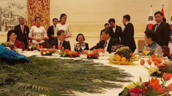 지난 14일 오후 한중 정상 만찬에서 비공개로 진행되어 수행원들이 찍은 사진을 청와대가 공개했다. 2017.12.15. 청와대 제공