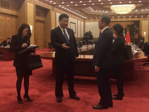 지난 14일 오후 한중 정상 만찬에서 비공개로 진행되어 수행원들이 찍은 사진을 청와대가 공개했다. 2017.12.15. 청와대 제공