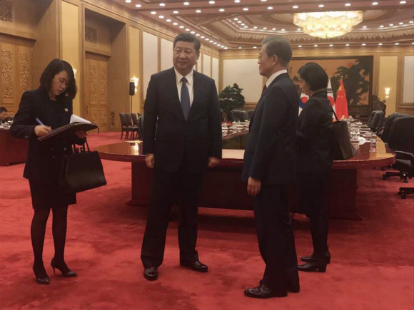 지난 14일 오후 한중 정상 만찬에서 비공개로 진행되어 수행원들이 찍은 사진을 청와대가 공개했다. 2017.12.15. 청와대 제공