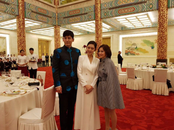 지난 14일 오후 한중 정상 만찬에서 비공개로 진행되어 수행원들이 찍은 사진을 청와대가 공개했다. 사진은 추자현 우효광 커플과  한류스타 송혜교. 2017.12.15. 청와대 제공