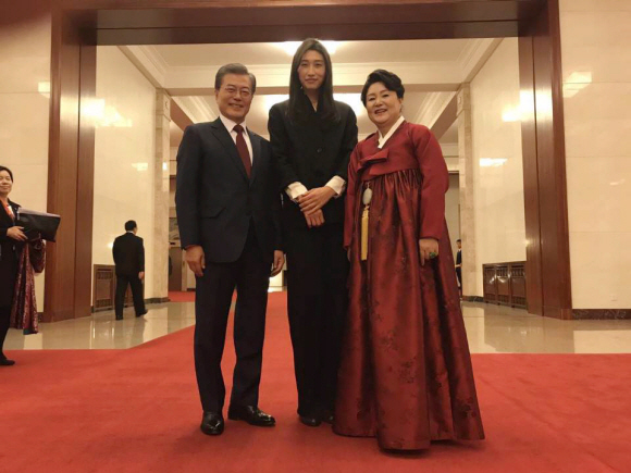 지난 14일 오후 한중 정상 만찬에서 비공개로 진행되어 수행원들이 찍은 사진을 청와대가 공개했다. 2017.12.15. 청와대 제공