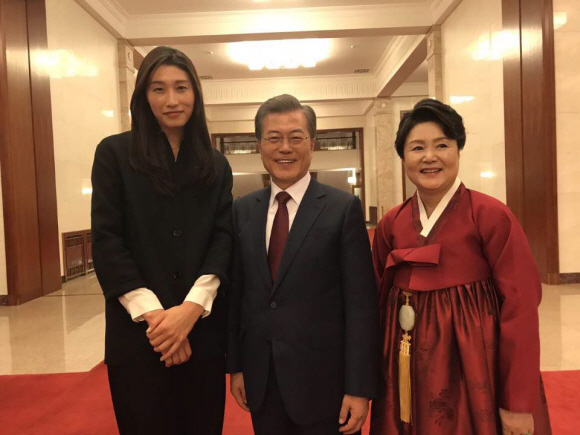 지난 14일 오후 한중 정상 만찬에서 비공개로 진행되어 수행원들이 찍은 사진을 청와대가 공개했다. 2017.12.15. 청와대 제공