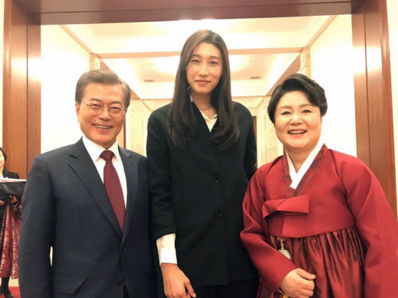 지난 14일 오후 한중 정상 만찬에서 비공개로 진행되어 수행원들이 찍은 사진을 청와대가 공개했다. 2017.12.15. 청와대 제공