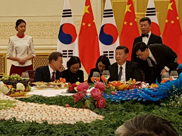 지난 14일 오후 한중 정상 만찬에서 비공개로 진행되어 수행원들이 찍은 사진을 청와대가 공개했다. 2017.12.15. 청와대 제공