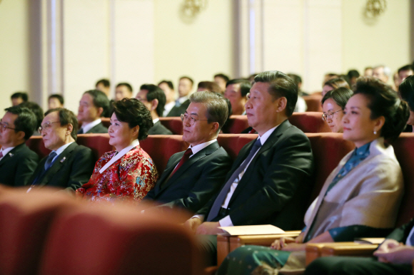 중국 국빈 방문중인 문재인 대통령이  14일 오후 한중 정상 만찬후 문화공연을 관람하고 있다. . 2017.12.14. 청와대 제공