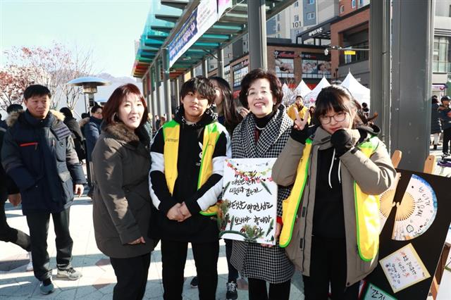 박춘희(오른쪽 두 번째) 송파구청장이 지난 9일 위례광장로 트랜짓몰 광장에서 열린 행복플러스 축제에 참가해 ‘또래울’ 청소년이 제작한 캘리그라피 작품을 선물 받은 후 함께 기념 촬영을 하고 있다.<br>송파구 제공