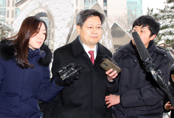 김장겸 전 MBC 사장이 18일 오전 서울 마포구 서울서부지검에 피의자 신분으로 출두하고 있다. 김 전 사장은 MBC 직원들에 대한 부당 노동행위 등 혐의와 관련해 조사를 받는다.  연합뉴스