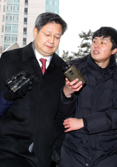 김장겸 전 MBC 사장이 18일 오전 서울 마포구 서울서부지검에 피의자 신분으로 출두하고 있다. 김 전 사장은 MBC 직원들에 대한 부당 노동행위 등 혐의와 관련해 조사를 받는다.  연합뉴스