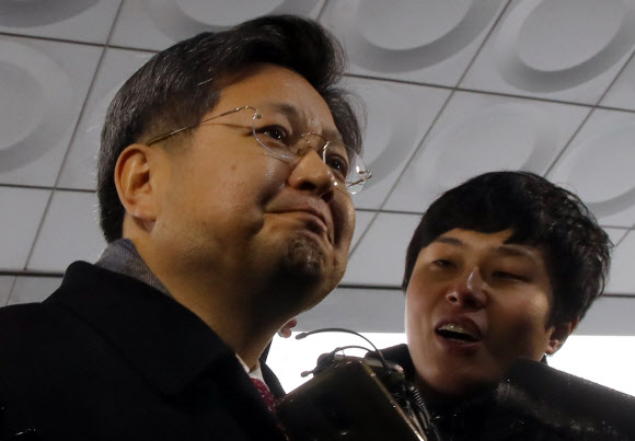 김장겸 전 MBC 사장이 18일 오전 서울 마포구 서울서부지검에 피의자 신분으로 출두하고 있다.  연합뉴스