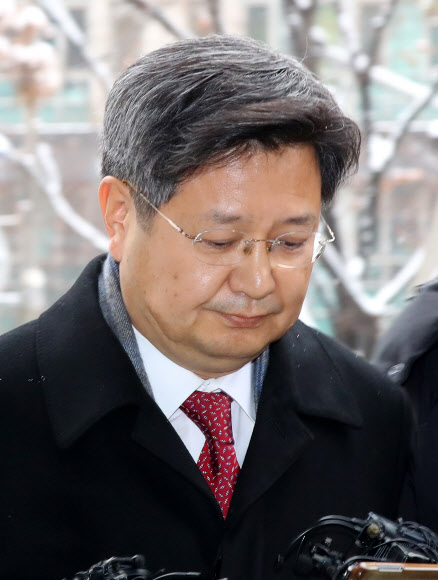 김장겸 전 MBC 사장이 18일 오전 서울 마포구 서울서부지검에 피의자 신분으로 출두하고 있다. 김 전 사장은 MBC 직원들에 대한 부당 노동행위 등 혐의와 관련해 조사받는다.  연합뉴스