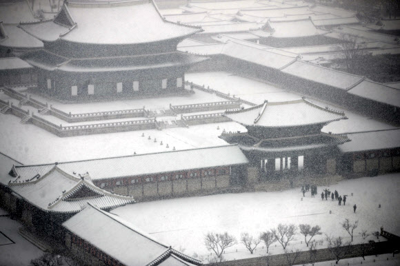 18일 첫 대설주의보 내린 서울 광화문 경복궁에 관광객들이 입장하고 있다.  연합뉴스