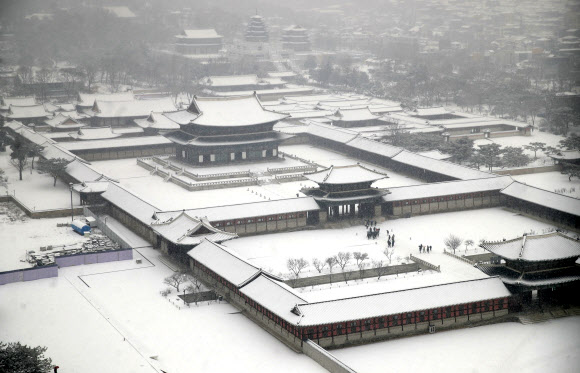 18일 첫 대설주의보 내린 서울 광화문 경복궁 일대가 하얗게 변해있다.  연합뉴스