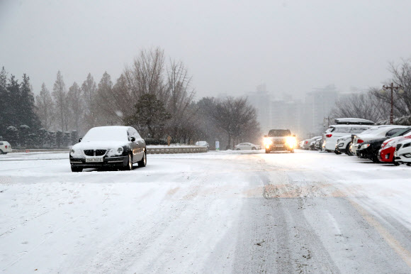 18일 오전 서울 여의도 일대에 눈이 내리고 있다. 이날 새벽부터 중부 내륙을 중심으로 많은 눈이 내려 서울 시내 곳곳에서 출근길 혼잡이 빚어지고 있다.  연합뉴스