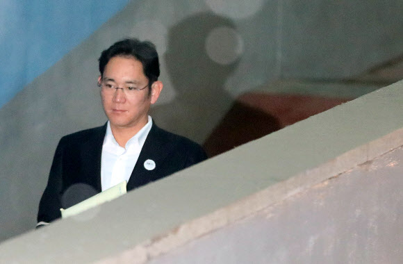 이재용 삼성전자 부회장이 18일 오전 서울 서초구 서울고등법원에서 열린 항소심 속행 공판에 출석하기 위해 호송차에서 내려 법정으로 향하고 있다.  연합뉴스