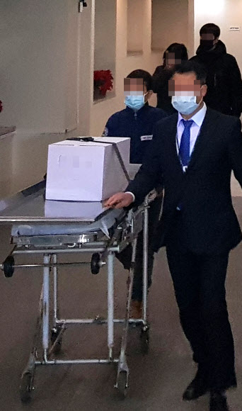 18일 오전 신생아 4명이 잇따라 숨진 사고가 발생한 서울 양천구 이대목동병원에서 사고로 숨진 신생아의 시신이 부검을 위해 국과수 서울분소로 옮겨지고 있다.  연합뉴스