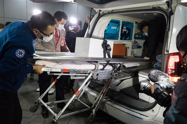 18일 서울 양천구 이대목동병원에서 치료 중 숨진 신생아의 시신이 부검을 위해 국립과학수사연구원 서울 분소로 옮겨지고 있다. 경찰은 이날 오전 이대목동병원에서 치료를 받다 숨진 신생아 4명의 정확한 사망 원인을 찾기 위해 부검을 한다고 밝혔다. 유족들은 신생아들의 배가 볼록했고 호흡곤란 증세를 보였다고 진술하는 등 의료과실을 의심하는 것으로 전해졌다. 신생아 4명은 이대목동병원 신생아 중환자실에서 치료받던 미숙아로, 16일 오후 9시32분부터 10시53분 사이 1시간21분간 잇따라 사망했다.  뉴스1