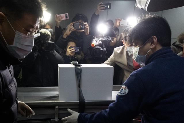 18일 서울 양천구 이대목동병원에서 치료 중 숨진 신생아의 시신이 부검을 위해 국립과학수사연구원 서울 분소로 옮겨지고 있다. 경찰은 이날 오전 이대목동병원에서 치료를 받다 숨진 신생아 4명의 정확한 사망 원인을 찾기 위해 부검을 한다고 밝혔다. 유족들은 신생아들의 배가 볼록했고 호흡곤란 증세를 보였다고 진술하는 등 의료과실을 의심하는 것으로 전해졌다. 신생아 4명은 이대목동병원 신생아 중환자실에서 치료받던 미숙아로, 16일 오후 9시32분부터 10시53분 사이 1시간21분간 잇따라 사망했다.  뉴스1