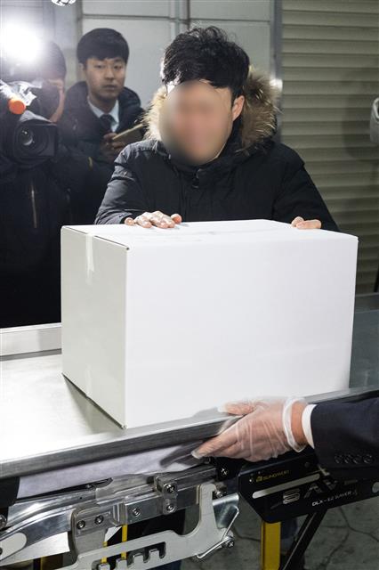 18일 서울 양천구 이대목동병원에서 치료 중 숨진 신생아의 시신이 부검을 위해 국립과학수사연구원 서울 분소로 옮겨지고 있다. 경찰은 이날 오전 이대목동병원에서 치료를 받다 숨진 신생아 4명의 정확한 사망 원인을 찾기 위해 부검을 한다고 밝혔다. 유족들은 신생아들의 배가 볼록했고 호흡곤란 증세를 보였다고 진술하는 등 의료과실을 의심하는 것으로 전해졌다. 신생아 4명은 이대목동병원 신생아 중환자실에서 치료받던 미숙아로, 16일 오후 9시32분부터 10시53분 사이 1시간21분간 잇따라 사망했다.  뉴스1