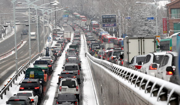 서울 등 수도권에 폭설이 내린 18일 경기도 과천시와 서울 동작구 사당동을 잇는 남태령길에서 교통이 마비되고 있다.  연합뉴스