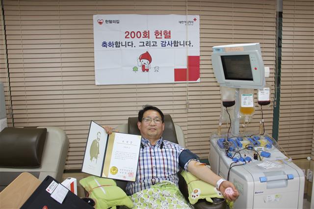 헌혈 200회로 헌혈명예장을 받은 최종봉씨가 지난 10월 16일 충북대 헌혈의집에서 헌혈을 하고 있는 모습. 최씨는 이후에도 꾸준히 헌혈을 해 지난 11일 204회 헌혈을 했다. 대한적십자 제공